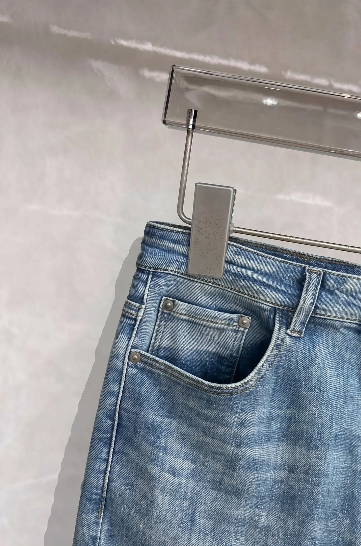 On 2026 spring and summer New Arrival men's jeans are made of imported denim fabrics, heavy-duty and environmentally friendly washing, soft to the touch, and Wear-Resistant. The version is small and straight. Micro-elasticity makes you slim and slim. The details are perfect. The hardware and accessories are selected with high quality. Fine workmanship and extraordinary quality. Sizes: 28-38.